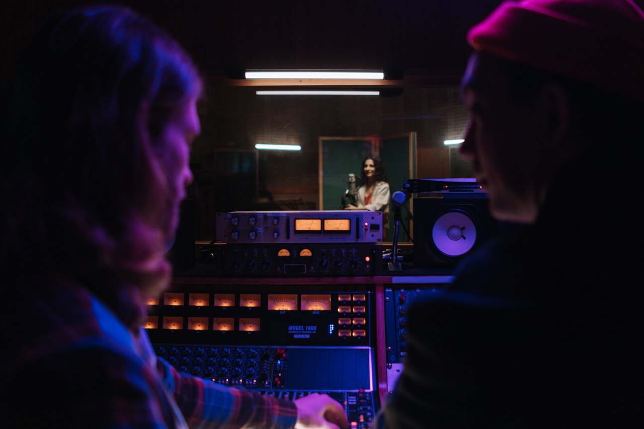 Mastering Gear im Studio bedient von zwei Mastering Engineers zum Thema: Warum du deine Musik mastern lassen solltest