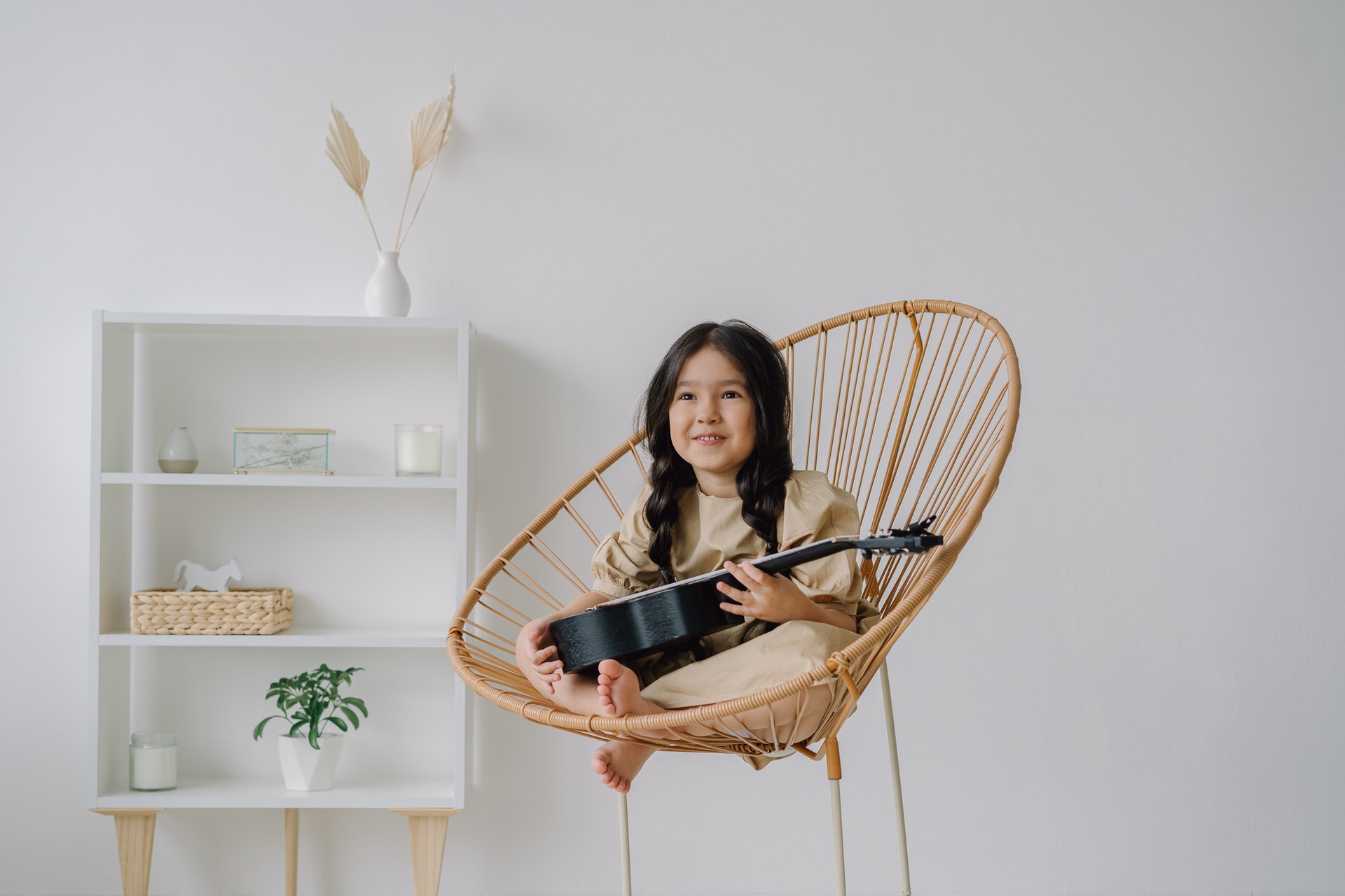Guitar Learning Apps - Kid on chair learns guitar