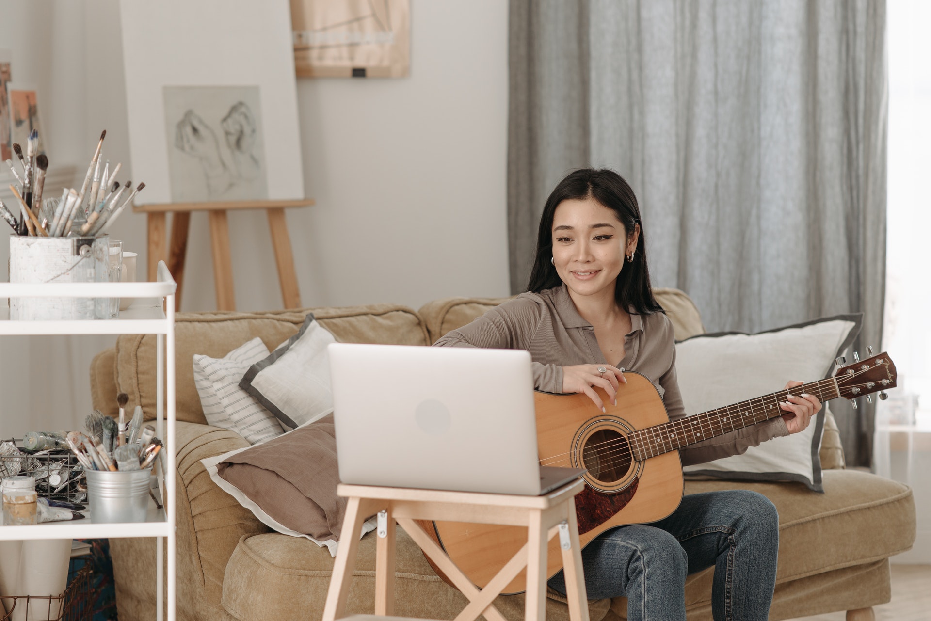 Apps to learn guitar - learn guitar in the living room in front of the laptop