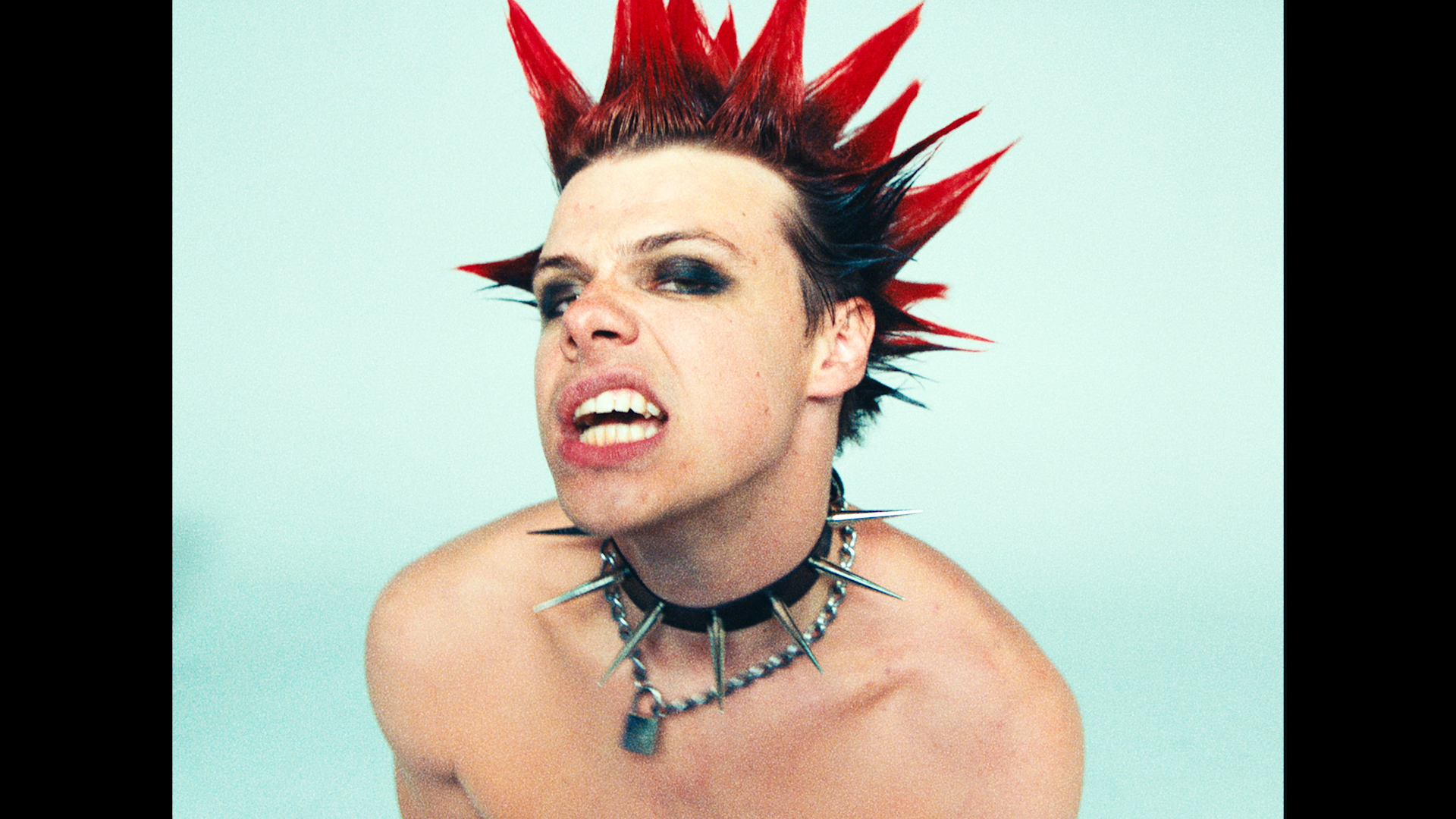 Der Musiker Yungblud mit Punkfrisur und Assecoires