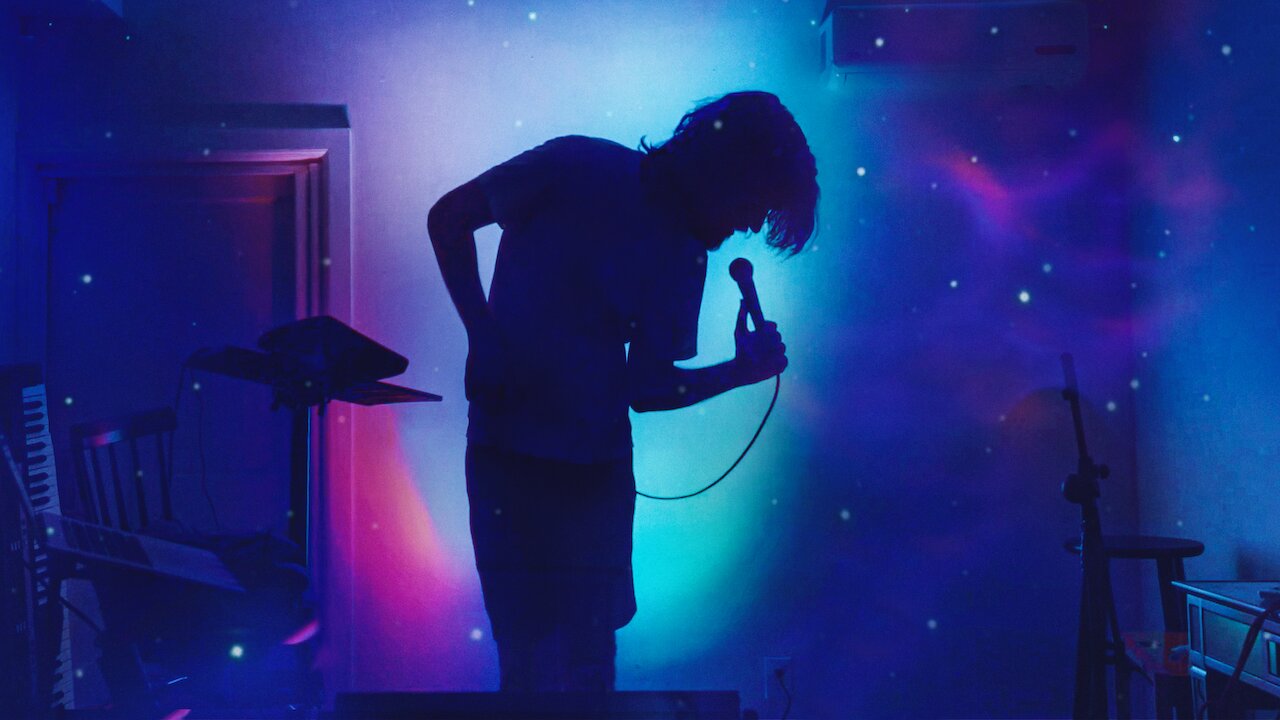 Sänger vor blauem Licht - Beitragsbild zum Thema: Bo Burnham: Inside