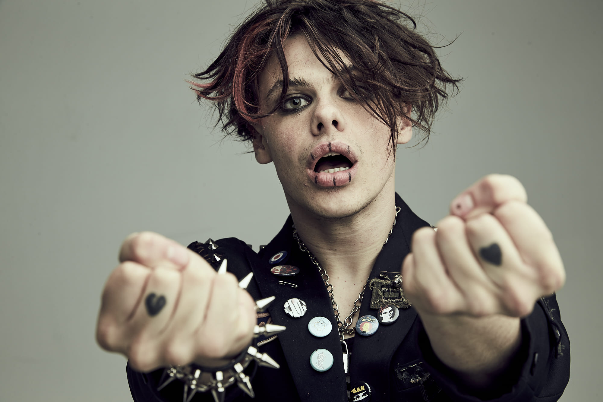 Musiker Yungblud und seine Herz-Tattoos