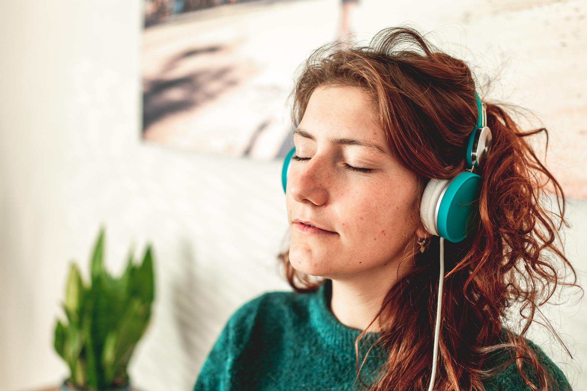 Junge Frau mit Köpfhörern zum Thema Achtsamkeit und Musik