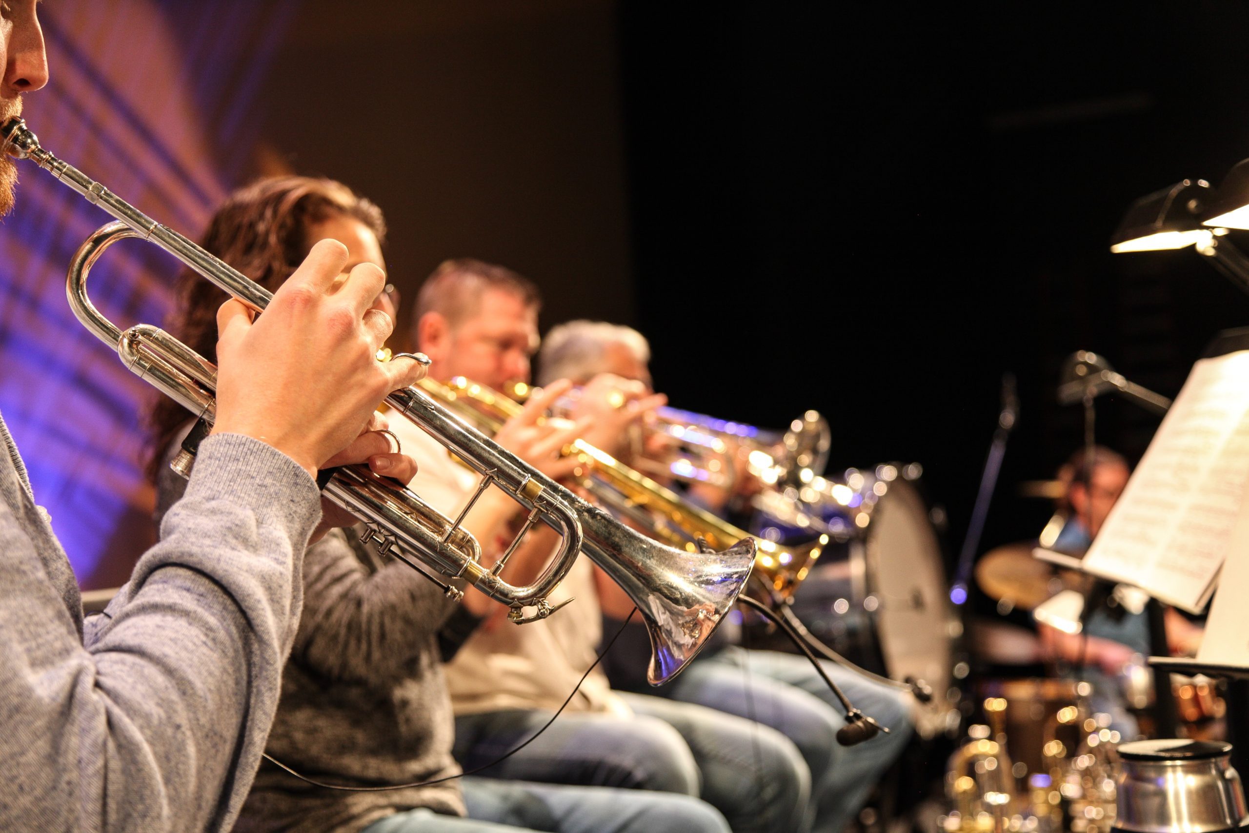Menschen spielen verschiedene Blasinstrument Arten im Orchester