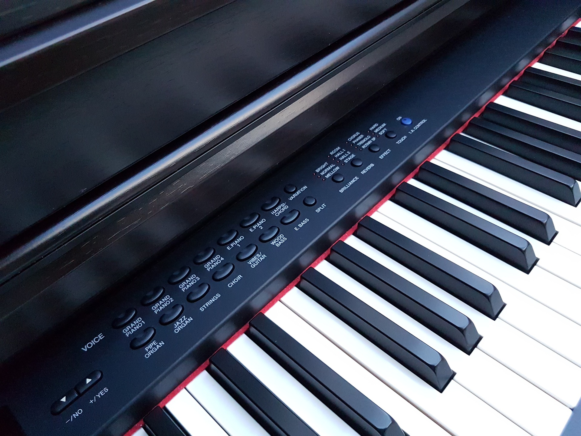 Ein E-Piano in Nahaufnahme mit der klassischen tastatur und Elektronik
