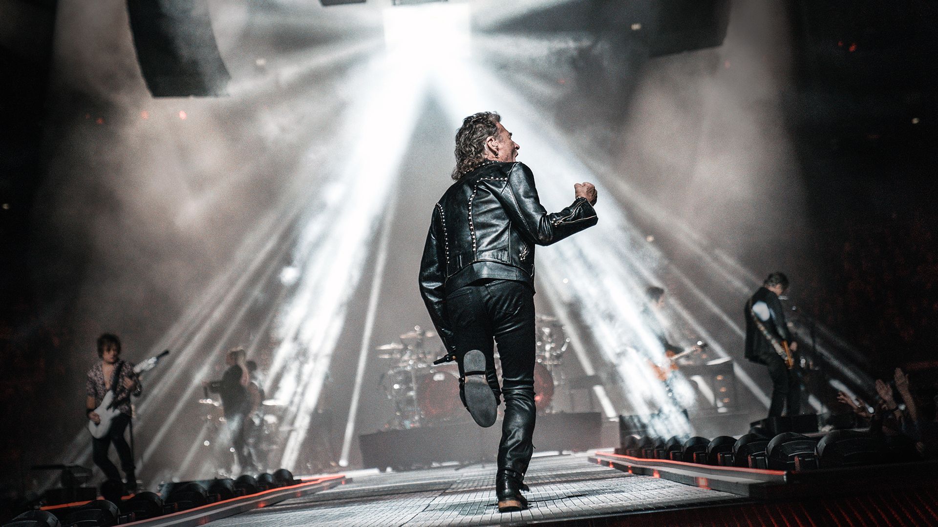 Der deutsche Musiker Peter Maffay auf einem Konzert in einem Lederoutfit