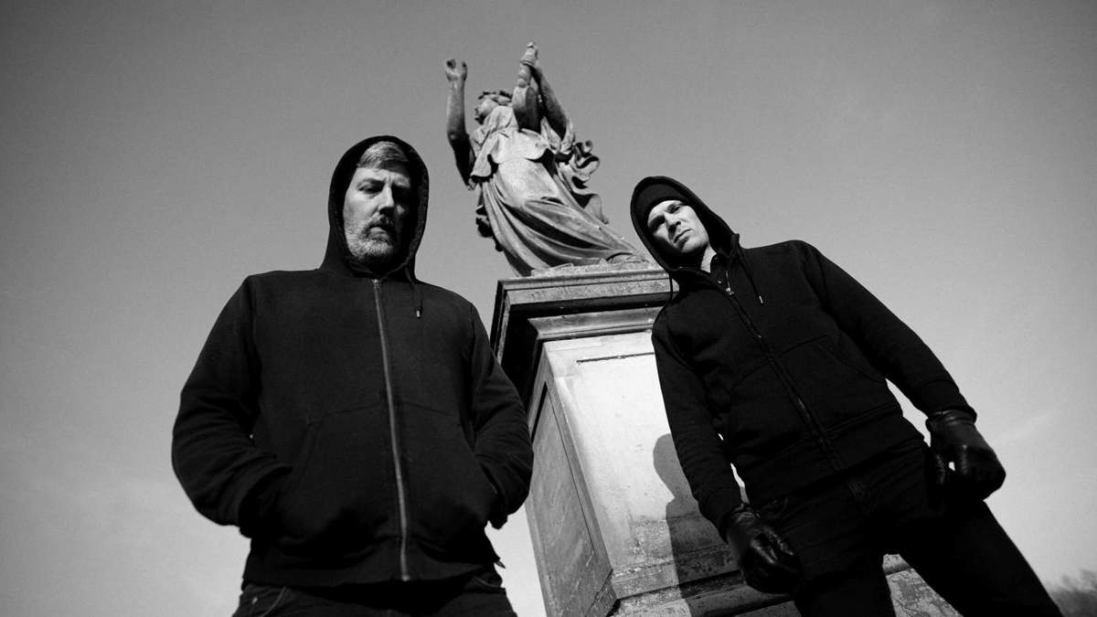 Ein Bild der Band Mantar in schwarz-weiß