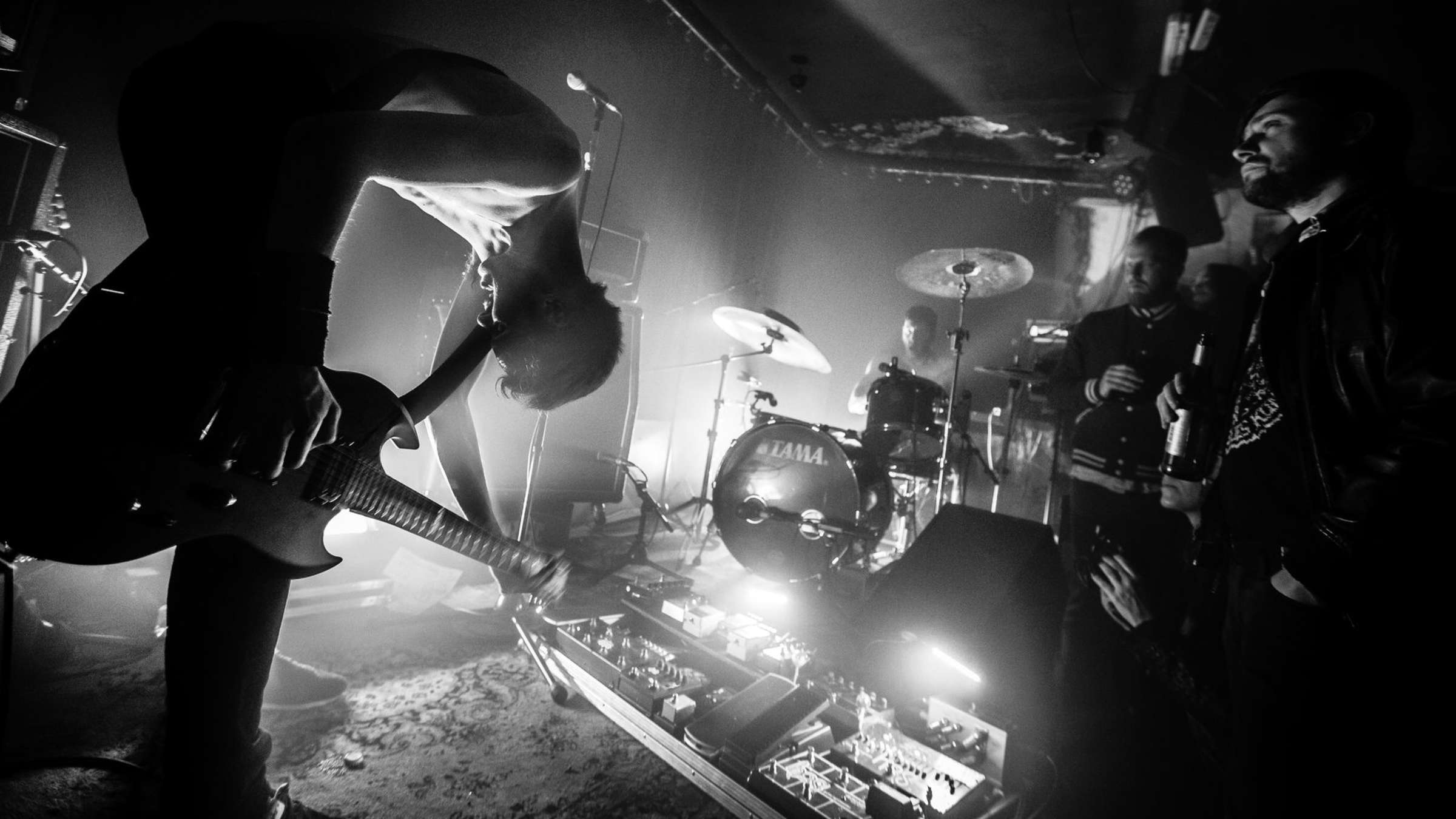 Die Band Mantar bei einem Auftritt