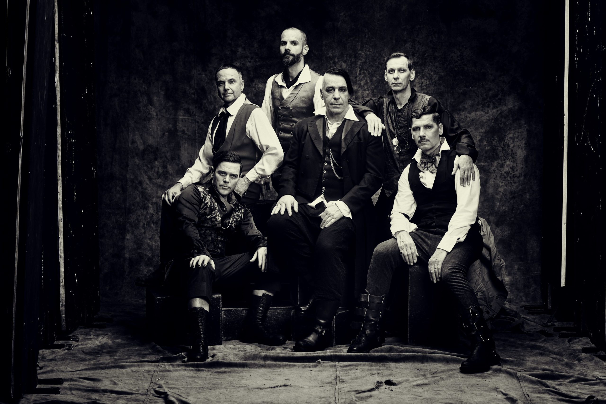 Die deutsche Band Rammstein auf einem Portrait in Sephia