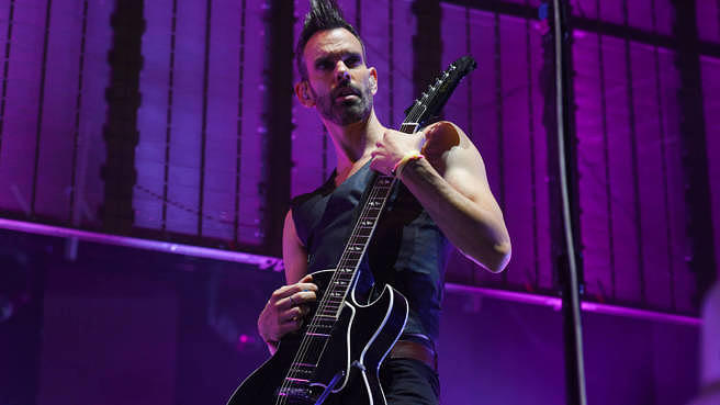 Gitarrist Stefan Olsdal beim Placebo live Konzert