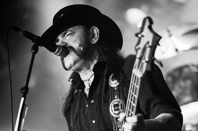 Portrait von Lemmy Kilmister bei einem Auftritt