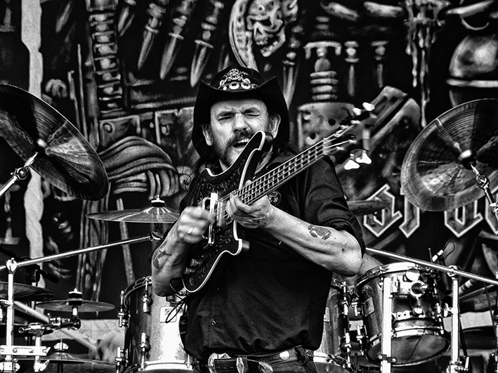 Lemmy Kilmister bei einem Auftritt auf der Bühne