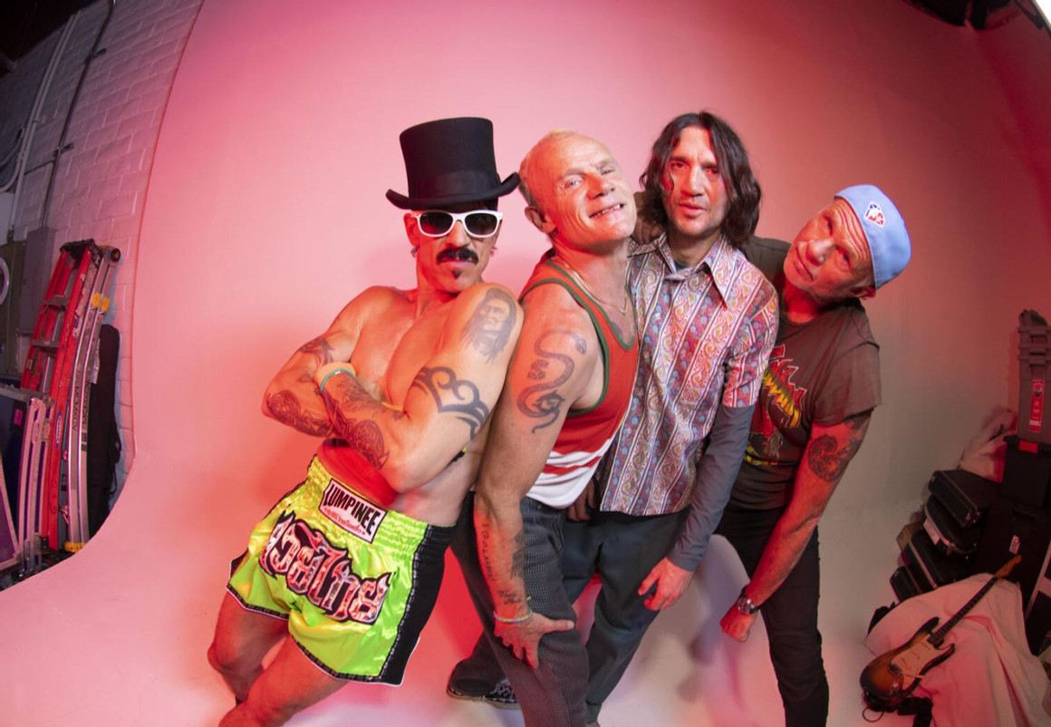 Die Band Red Hot Chili Peppers lacht in teils lustigen Outfits in die Kamera