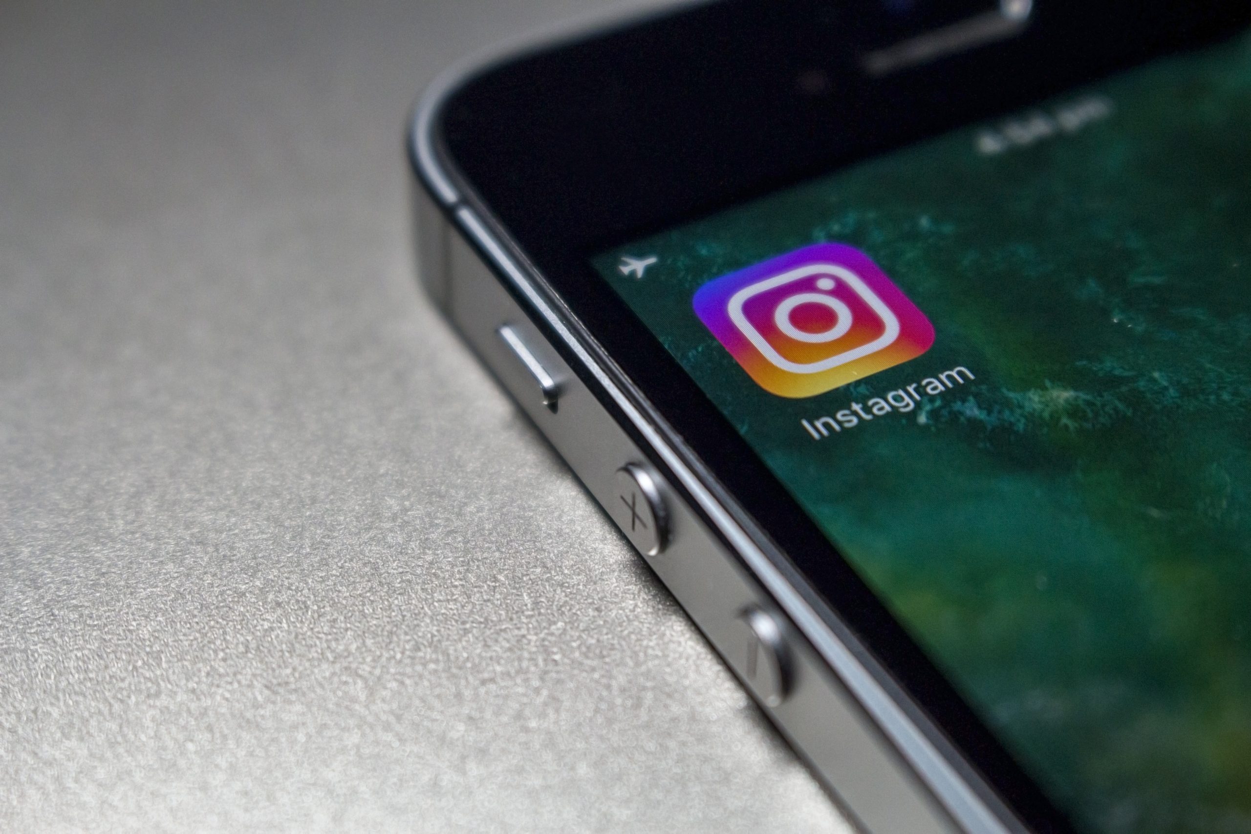 Auf einem Handydisplay ist das Instagram-Logo zu sehen