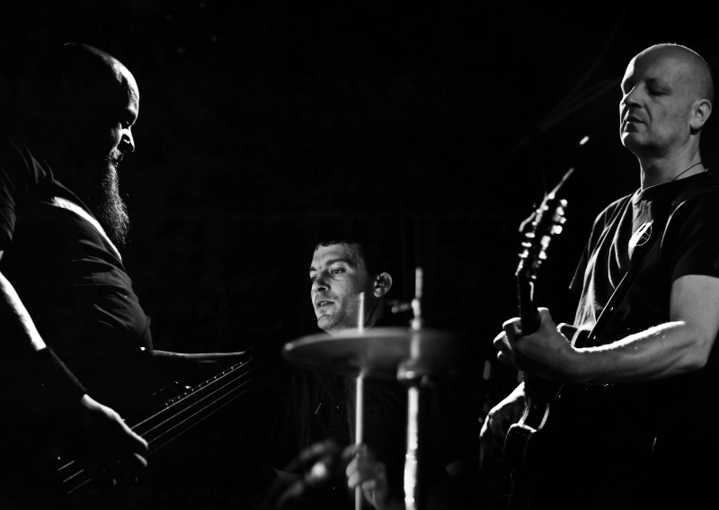 Ein Portrait der Band Fliehende Stürme mit ihren Instrumenten