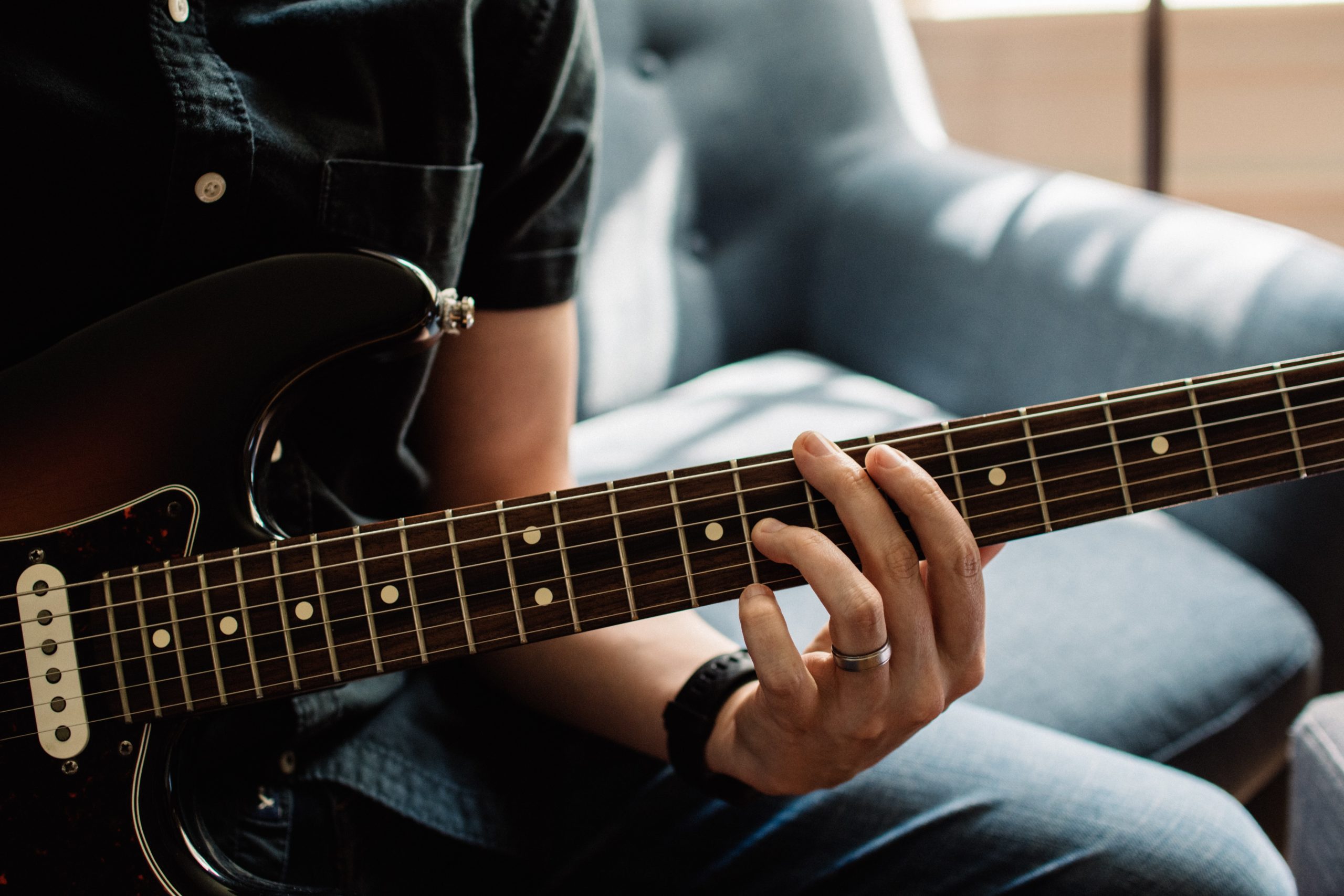 Nahaufnahme einer Person, die Gitarre spielt