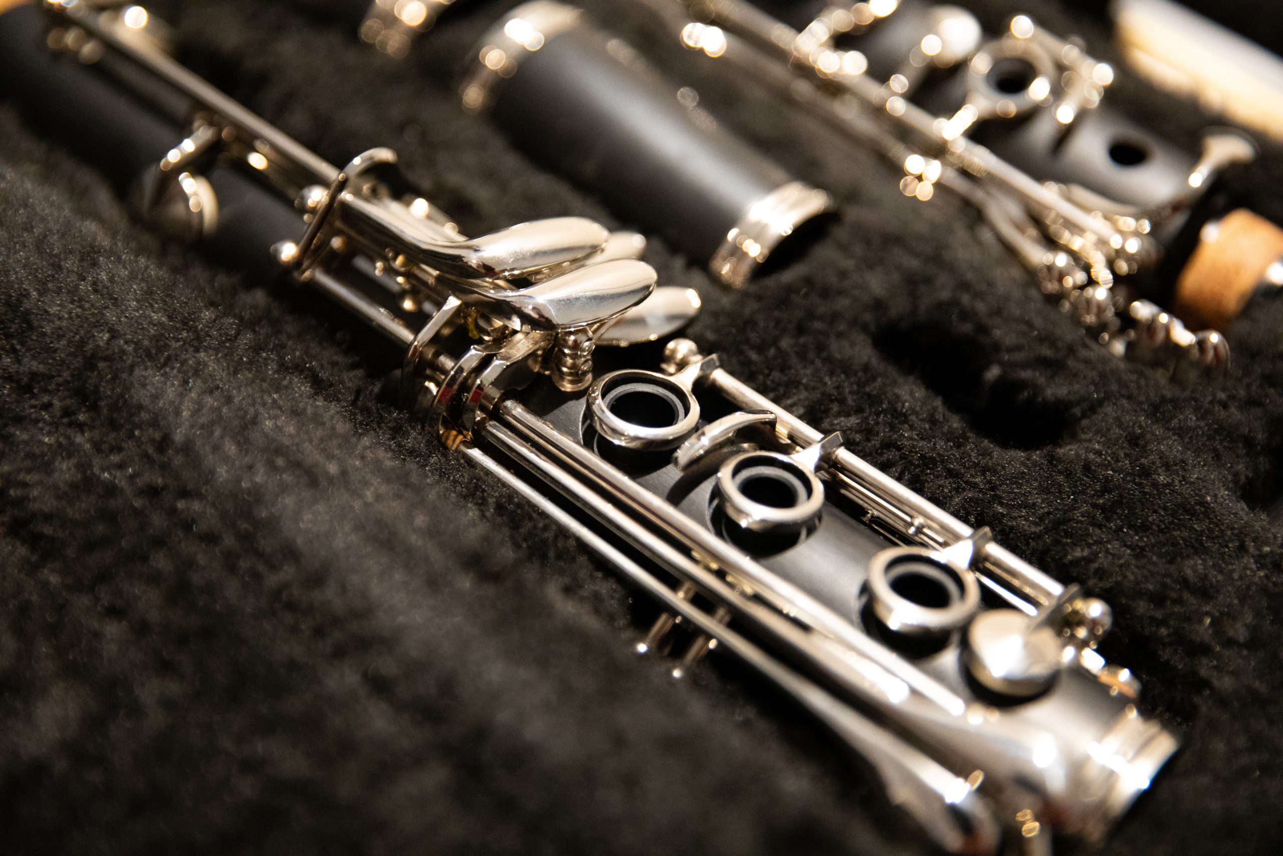 Eine Klarinette liegt in ihren Einzelteilen im Instrumentenkoffer