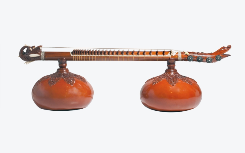 Die Rudra Veena ist ein großes Saiteninstrument, das man in der Dhrupad-Tradition der nordindischen klassischen Musik verwendet.