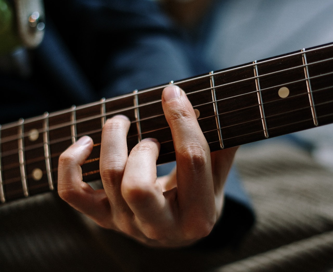 Barrégriff auf der Gitarre von cottonbro zeigt Nahaufnahme von Barre Gitarren Akko